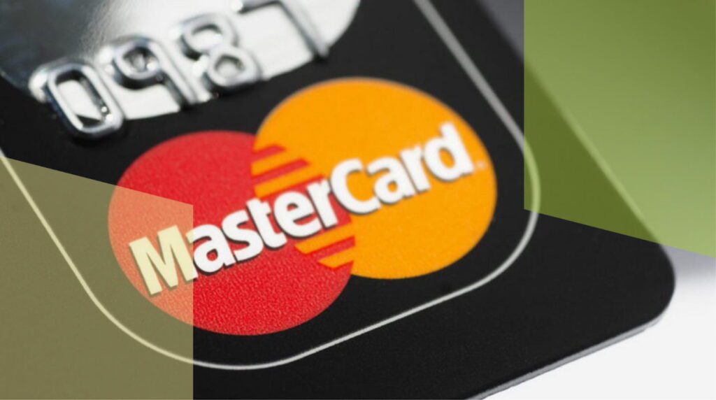 Логотип Mastercard нанесений на картку зблизька
