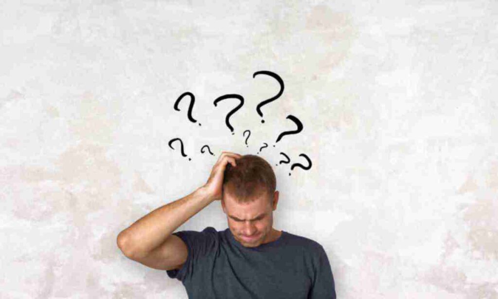 Чоловік думає скільки подарувати грошей на день народження