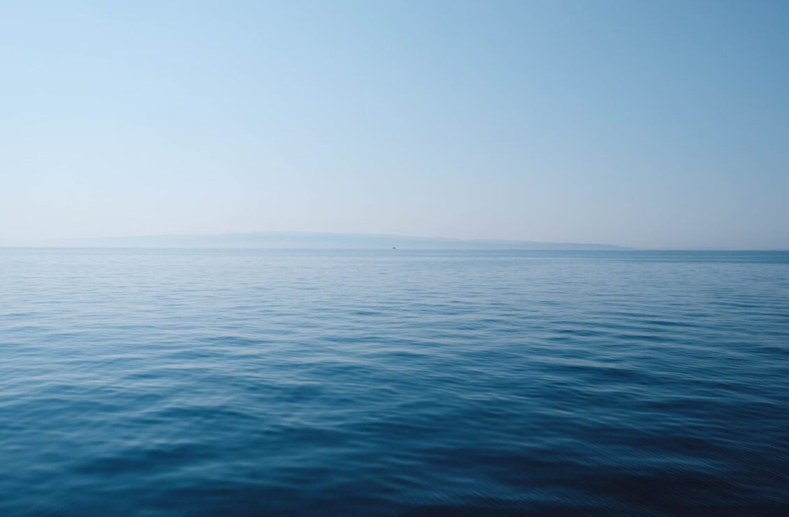 Чому море синє