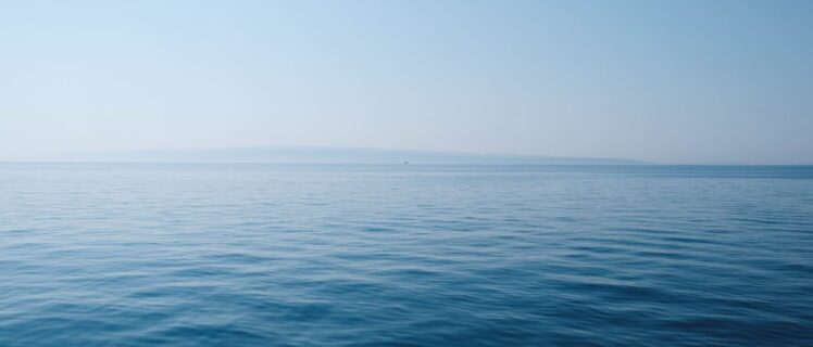 Чому море синє