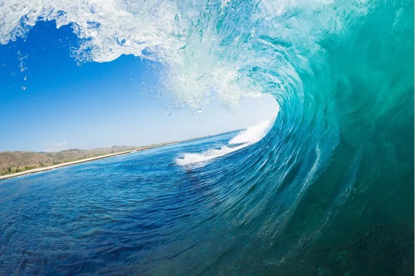 Розбираємось чому вода в морі синього кольору