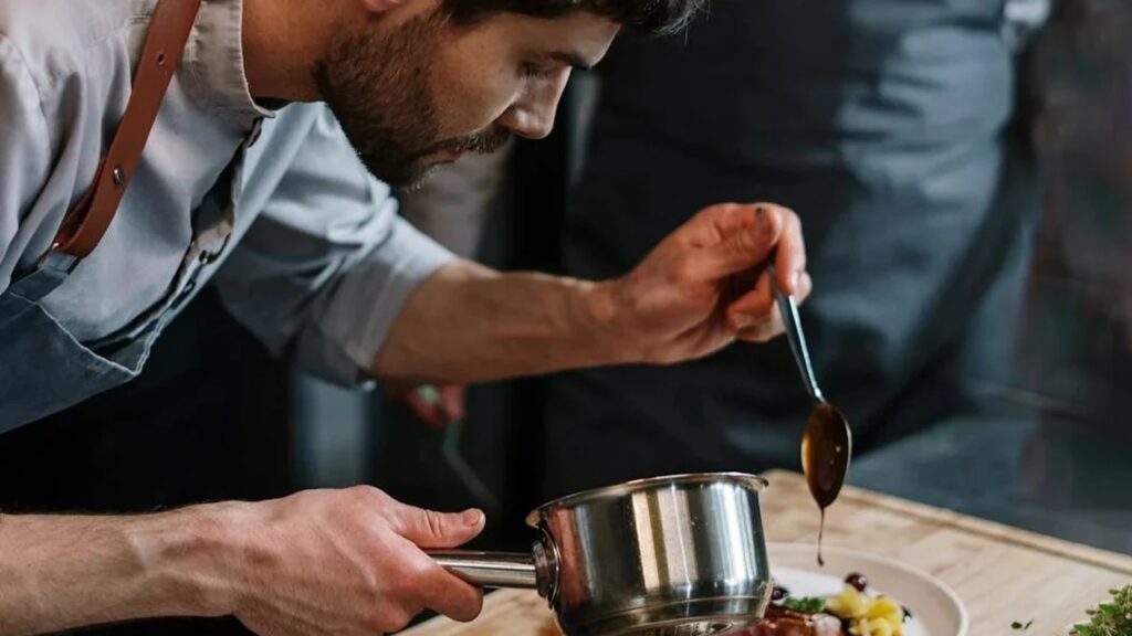 Виливання соусу на страву столовою ложкою