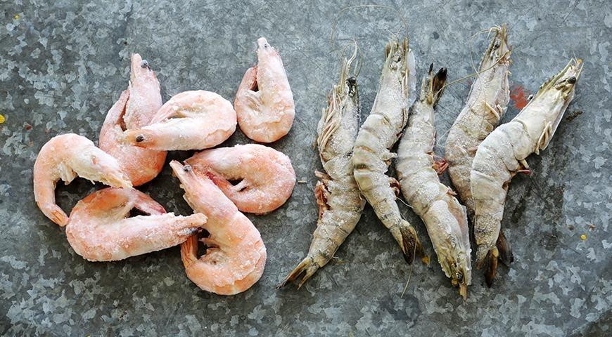 Різні види заморожених креветок