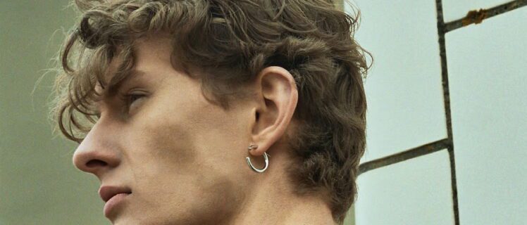 У чоловіка сережка в лівому вусі – що це значить?