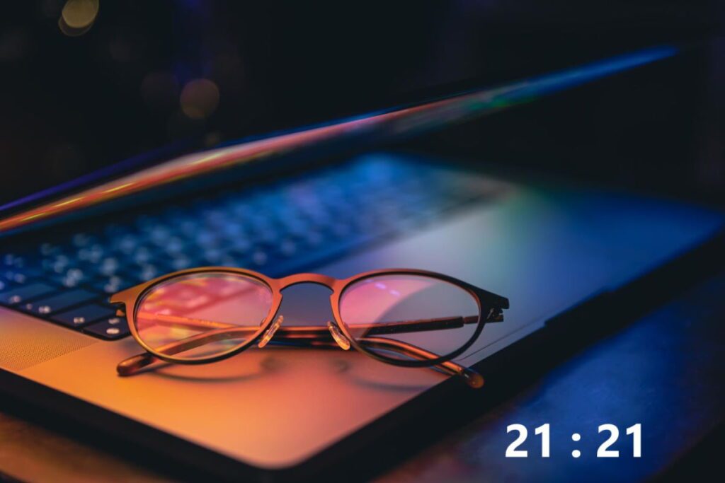 Вечір 21:21 година