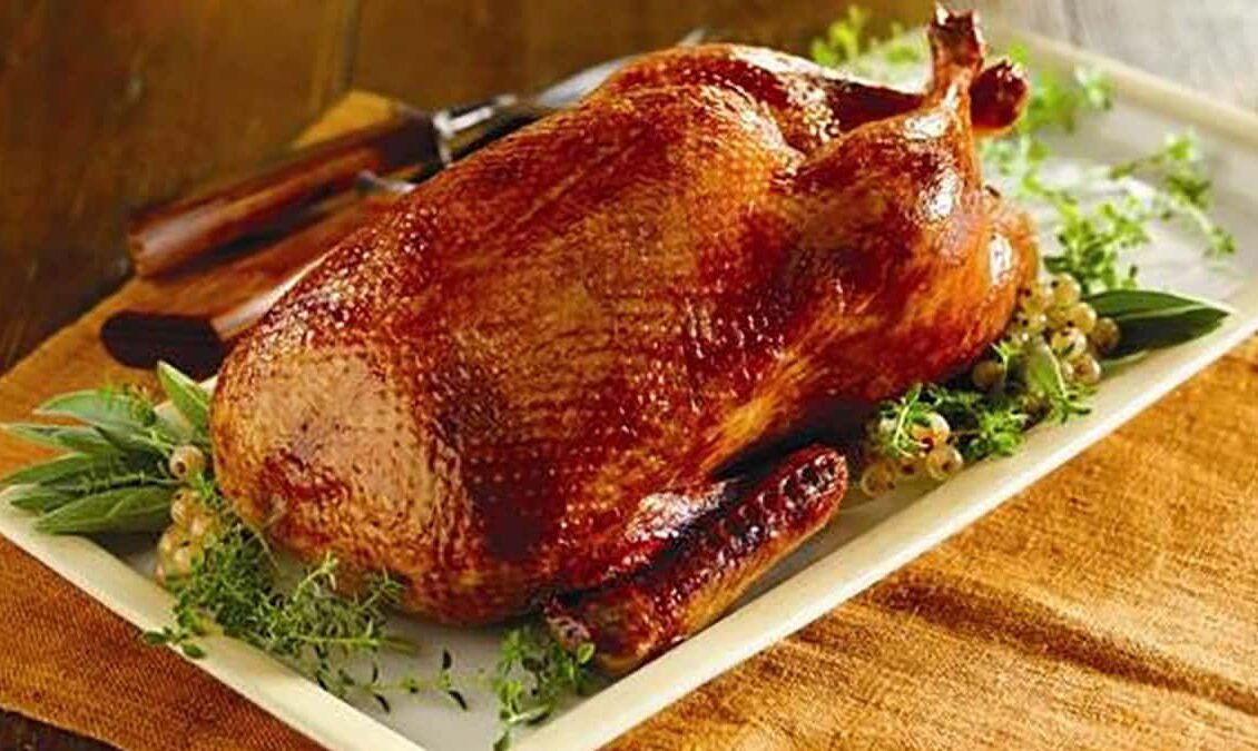 Печена качка перед тим замаринована щоб бути м'якою