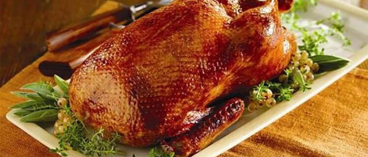 Печена качка перед тим замаринована щоб бути м'якою