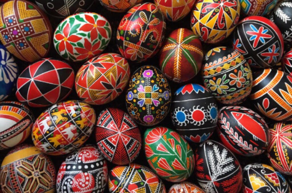 Як виглядали традиційні великодні писанки та крашанки