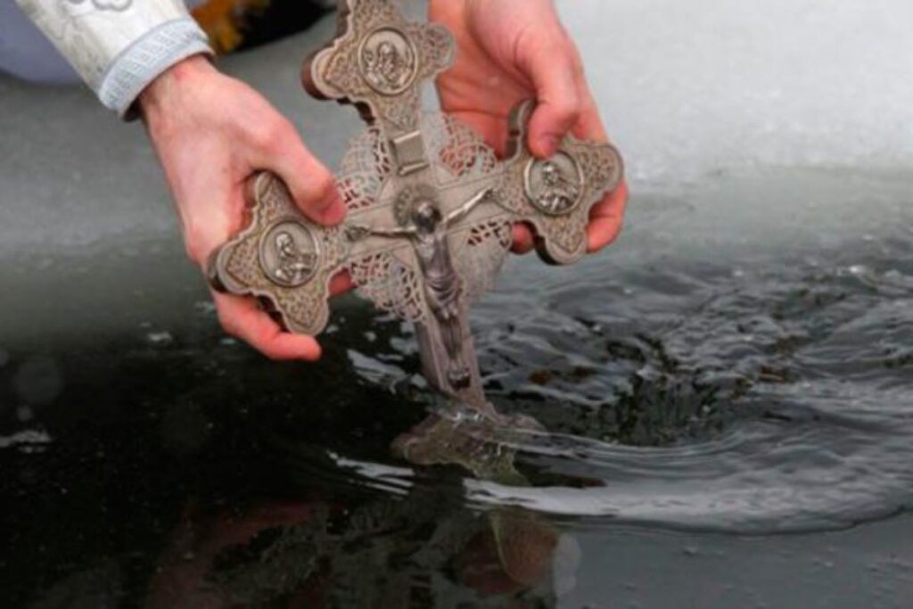 Християнський хрест занурений у воду