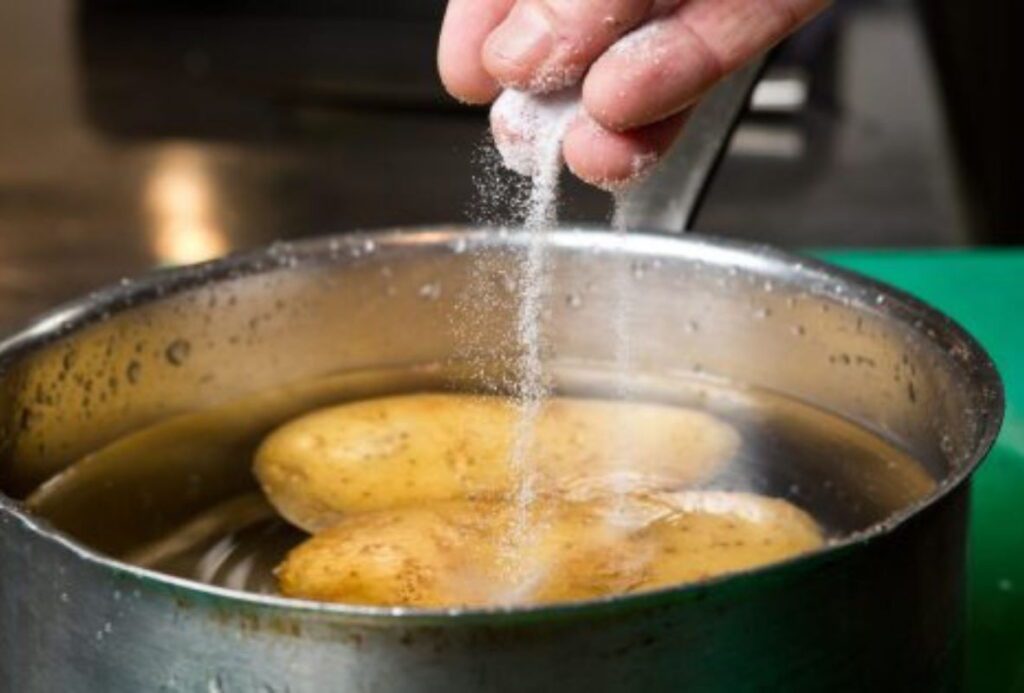 Додавання солі до картоплі