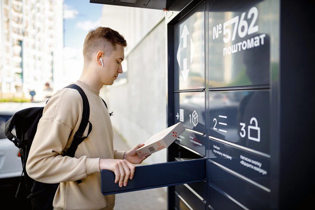 Клієнт забирає свою посилку з поштомата Нової Пошти