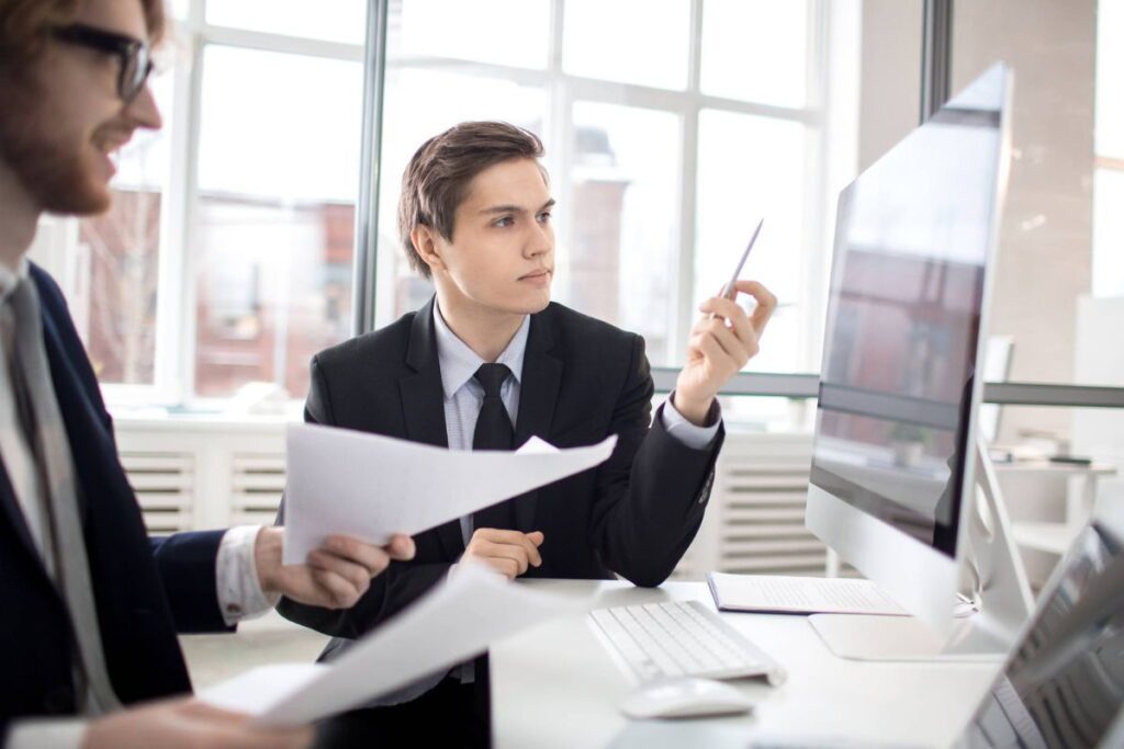 Фінансовий консультант надає професійну консультацію клієнту в офіс