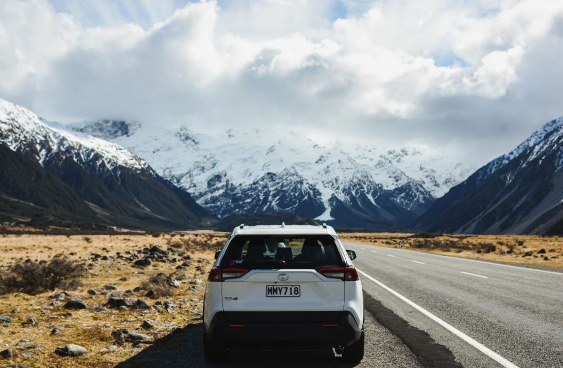 Toyota RAV4 на фоні гір