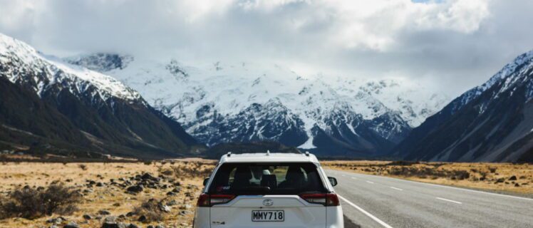 Toyota RAV4 на фоні гір