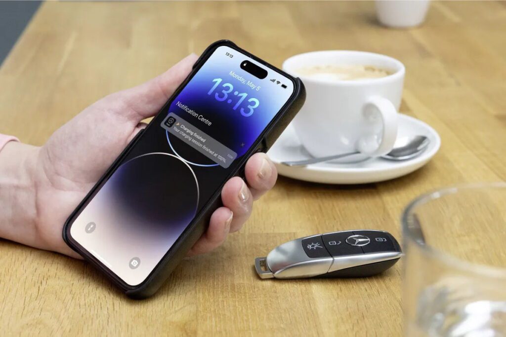 Людина тримає свій iPhone в руках