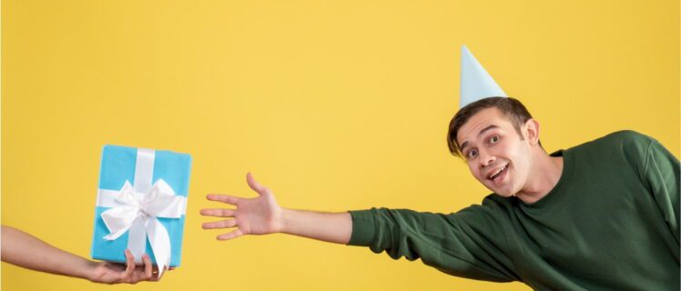 Вибираємо привітання з днем народження хлопцю на різні випадки життя