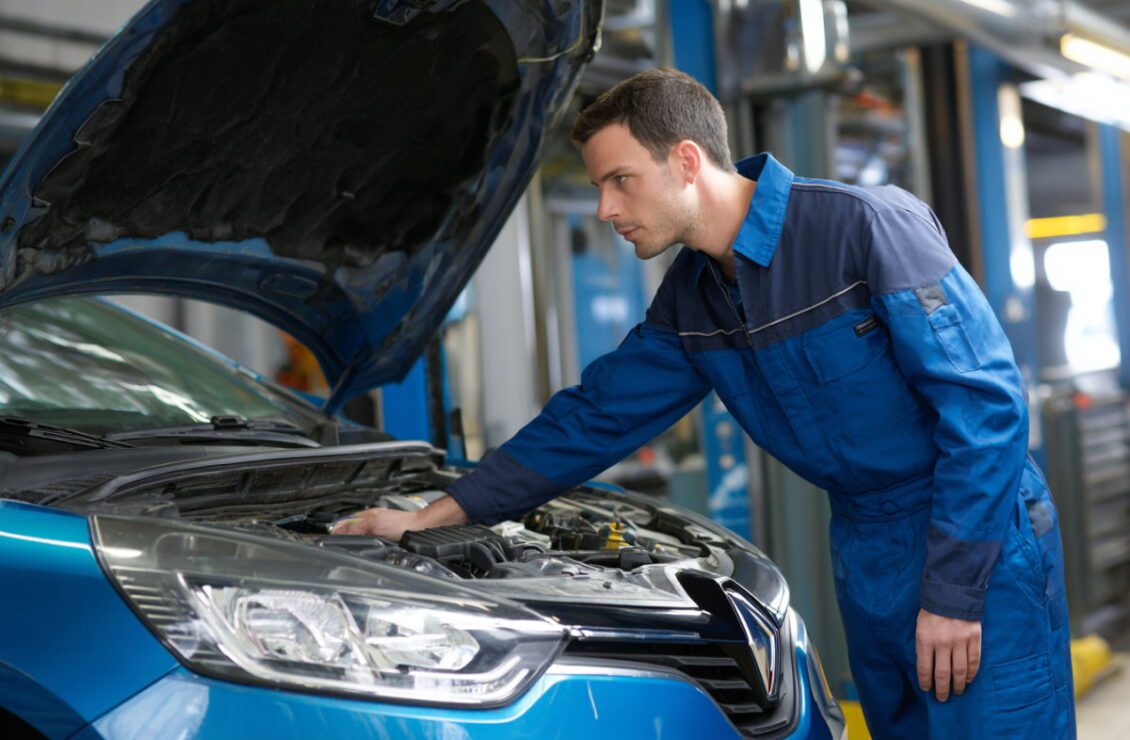 Майстер ремонтує автомобіль Renaultна сервісі