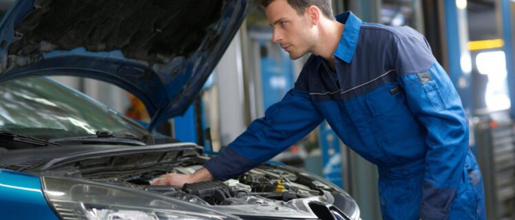 Майстер ремонтує автомобіль Renaultна сервісі