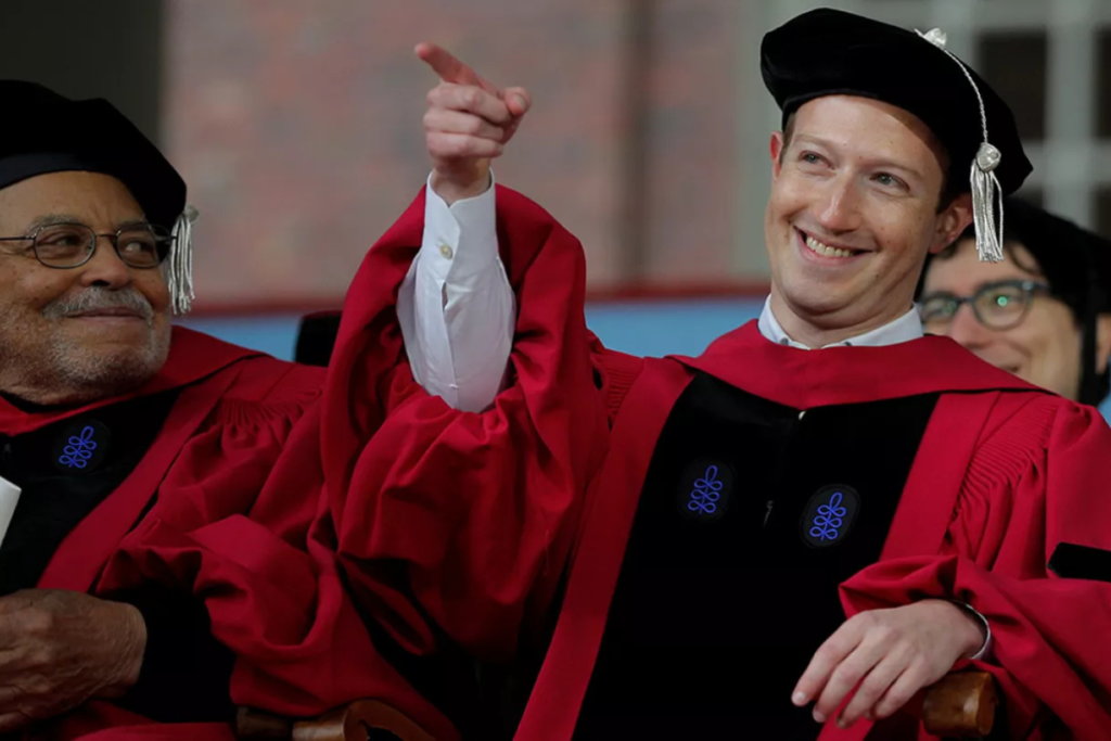 Марк Цукерберг в червоній випускній мантії та кепці Гарварду