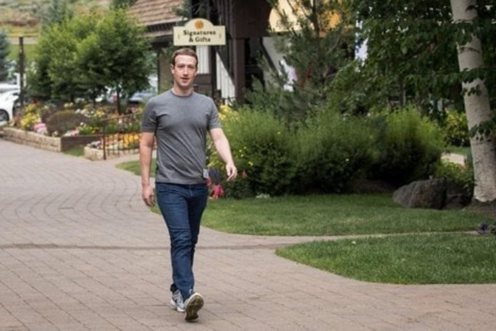 Марк Цукерберг в сірій футболці та джинсах в житті