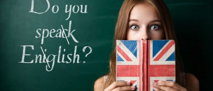 Дівчина вчить англійську, на фоні дошка з помилково написаними словами англійською