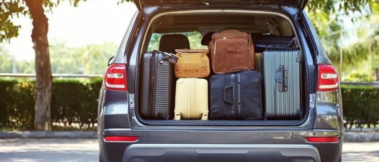 Багажник авто заповнений валізами