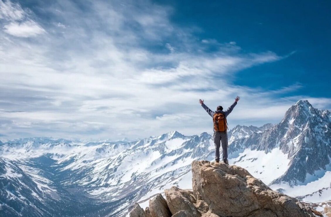 Альпініст на вершині гори