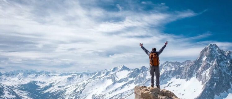 Альпініст на вершині гори