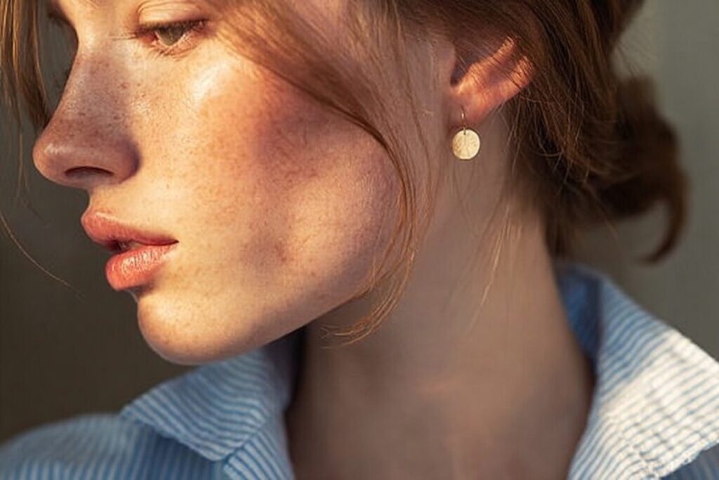 Дівчина у золотих сережках