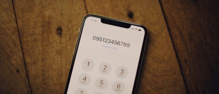 Смартфон, на якому набрано номер телефону