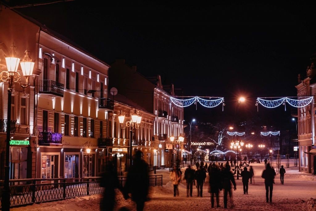 Вечірня прогулянка в Ужгороді без комендантської години