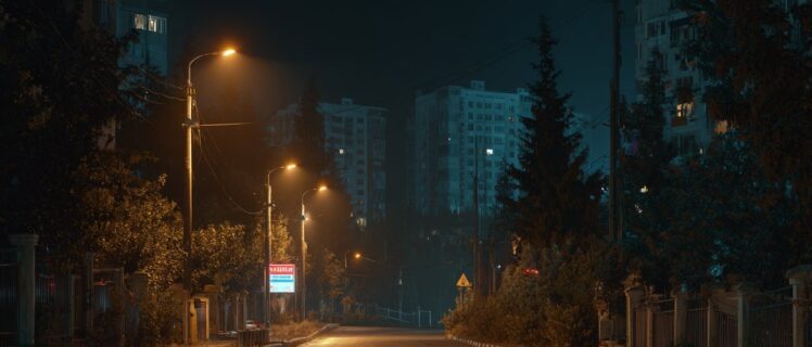 Порожня вулиця українського міста вночі під час комендантської години