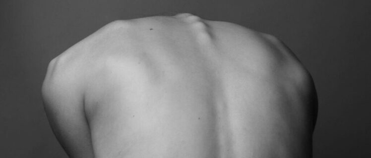 Чорно-білий знімок людини з оголеною спиною