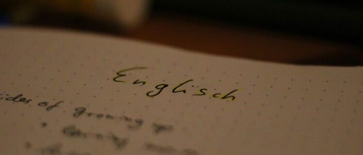 Фотографія зошита, в якому написано слово English