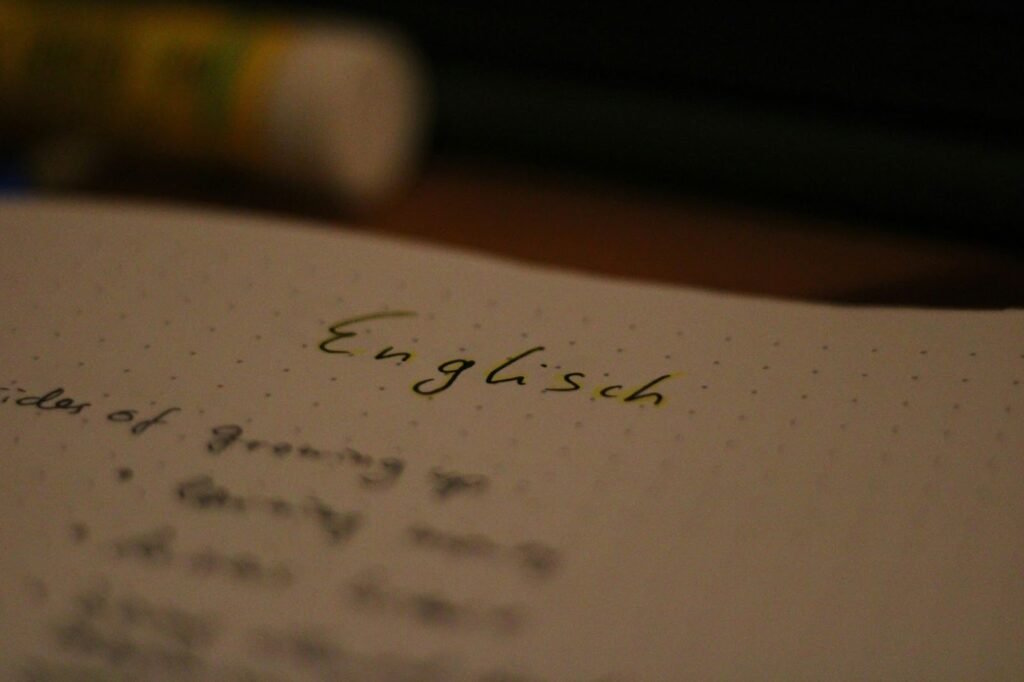 Фотографія зошита, в якому написано слово English