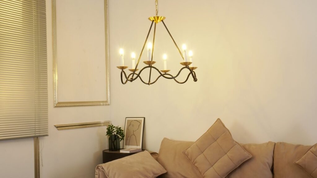 Люстра з лампочками у вигляді свічок над диваном

