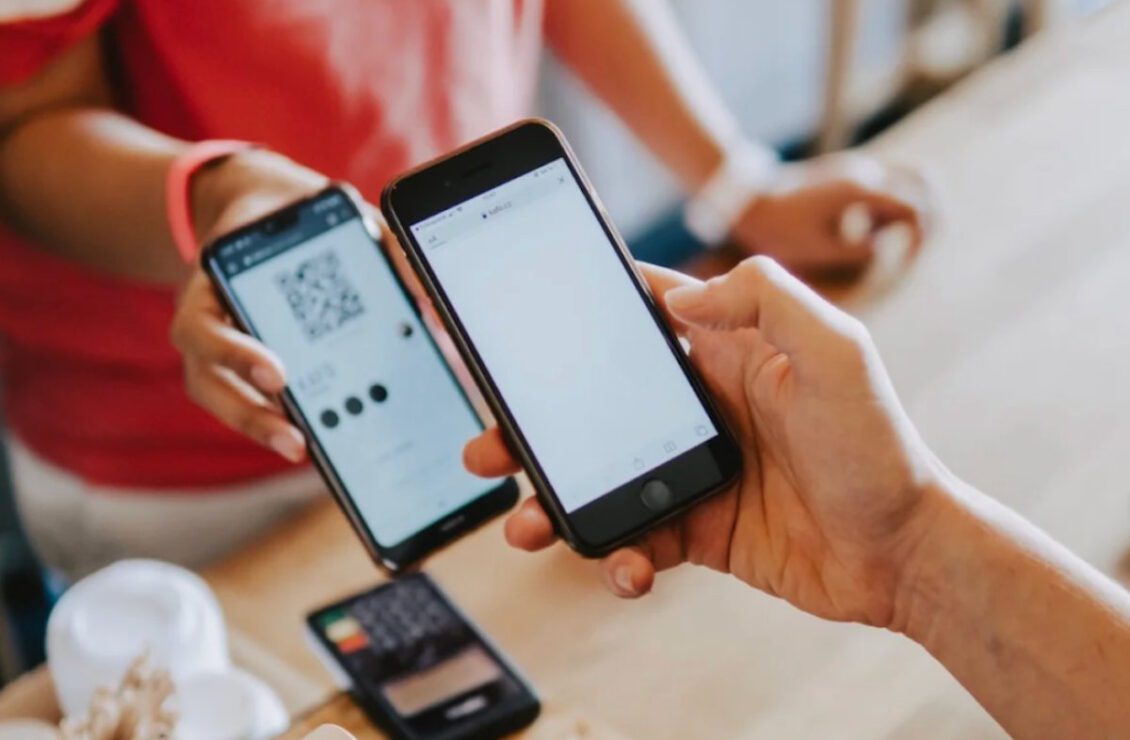 Клієнт оплачує покупку через NFC-термінал