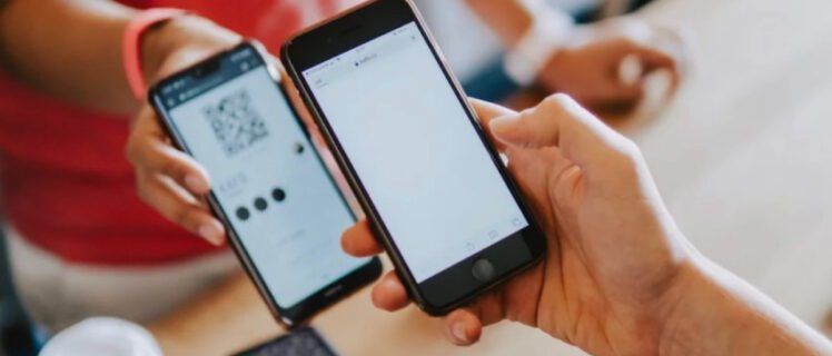 Клієнт оплачує покупку через NFC-термінал