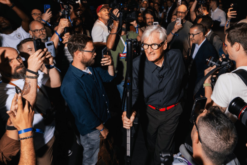 Джеймс Дайсон на презентації серед журналістів