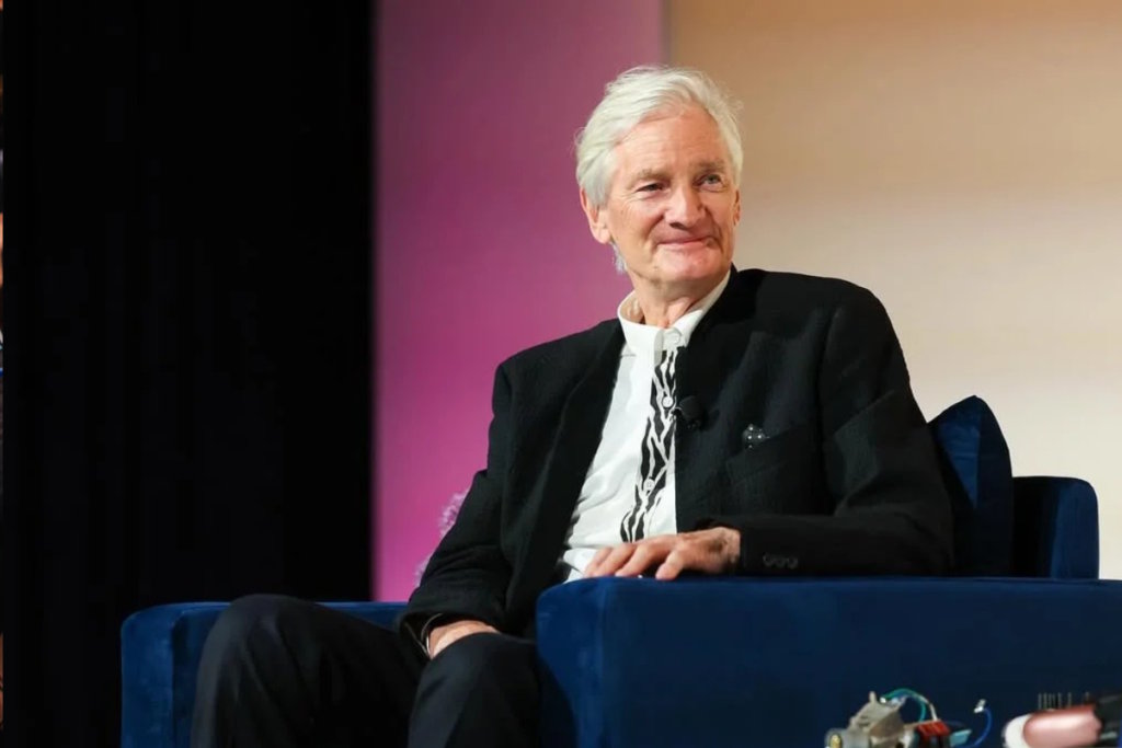 Джеймс Дайсон під час інтерв’ю, спокійно сидить у кріслі