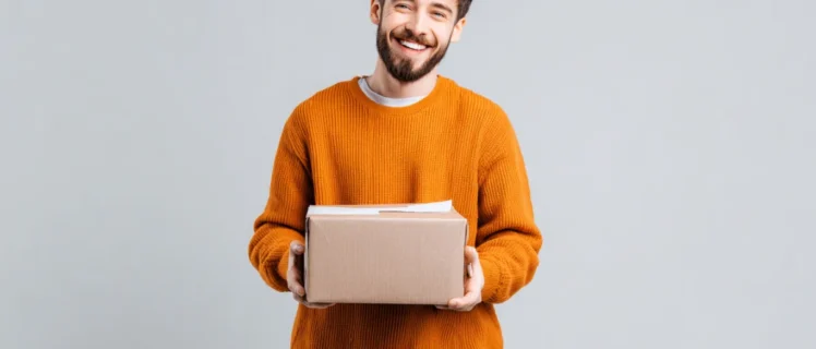 Усміхнений чоловік тримає посилку
