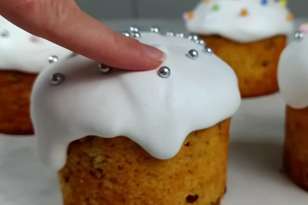 Паски з білою глазур’ю та кондитерськими прикрасами крупним планом