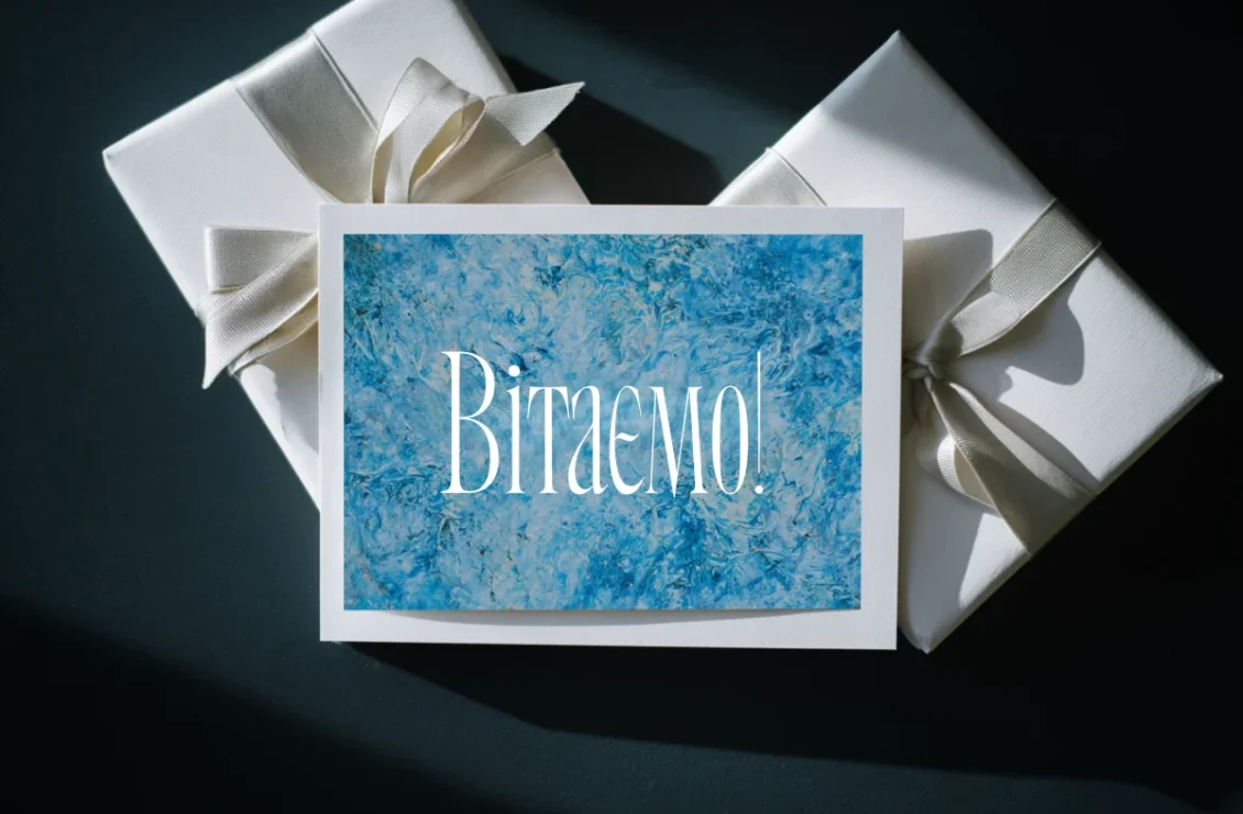 Подарунки та святкова картка з написом Вітаємо