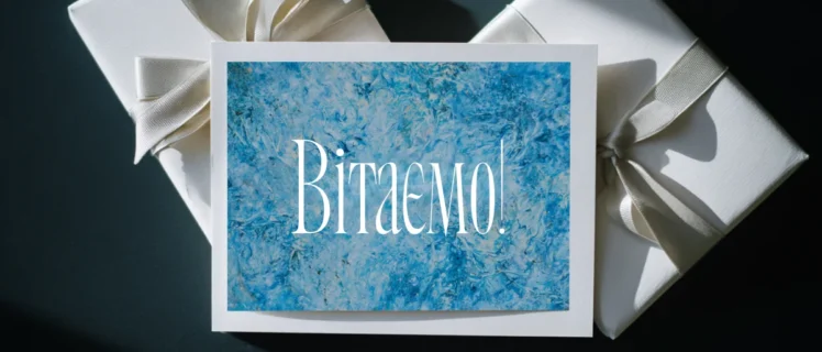 Подарунки та святкова картка з написом Вітаємо