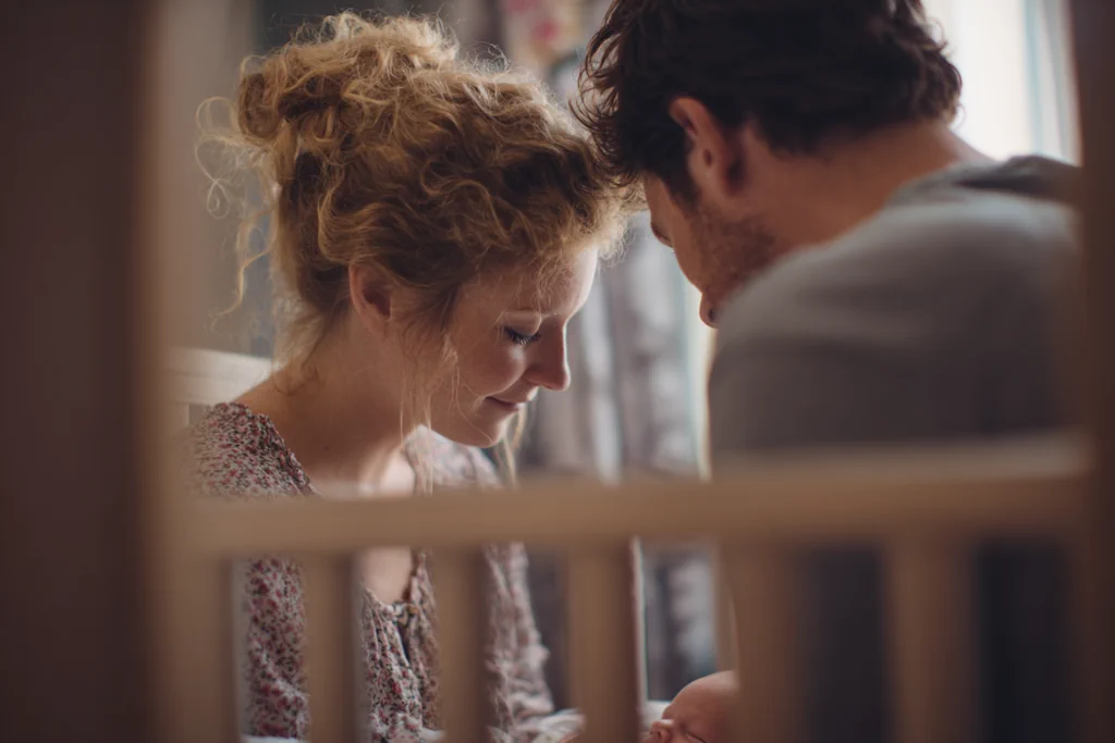 Молоді батьки з новонародженною дитиною