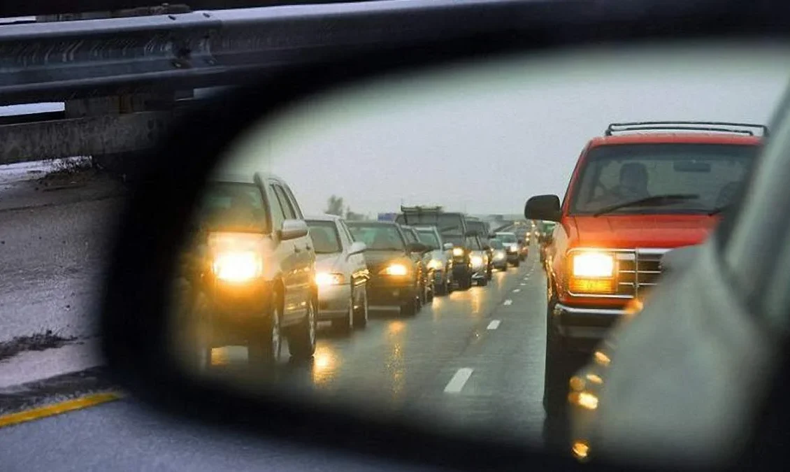 Автомобілі з увімкненим ближнім світлом в складних погодних умовах