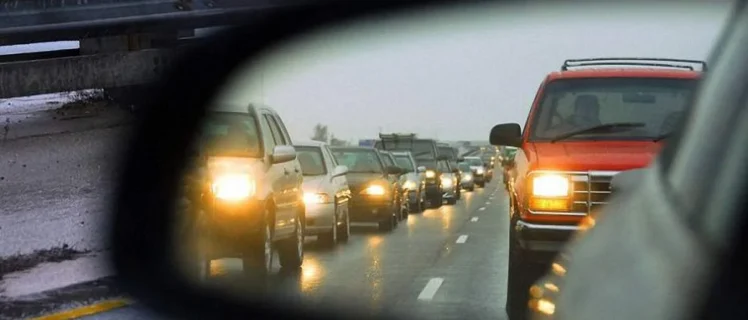 Автомобілі з увімкненим ближнім світлом в складних погодних умовах