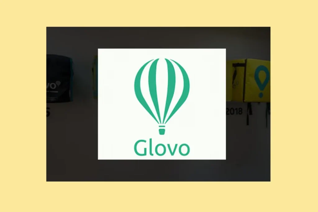 Старий логотип Glovo на тлі фірмових рюкзаків