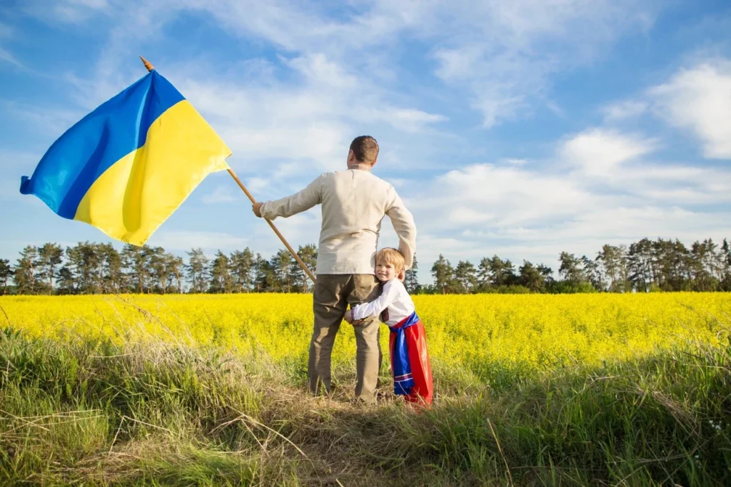 фото чоловіка з сином та прапором України